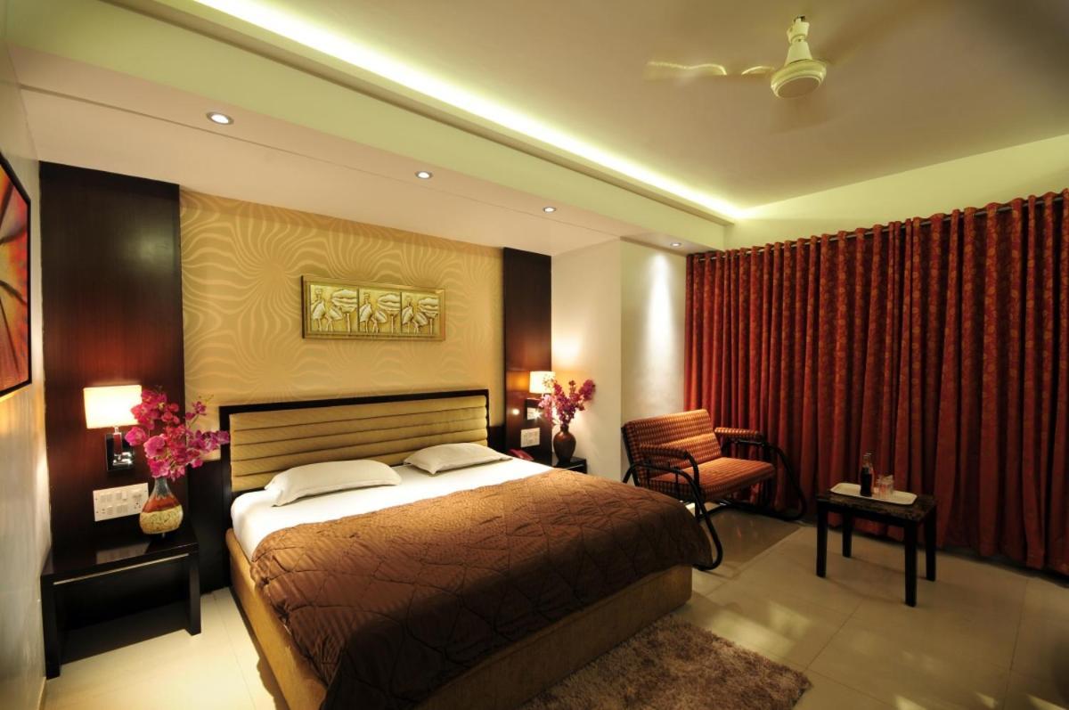 Hotel Surabhi Regency Anand Exterior photo