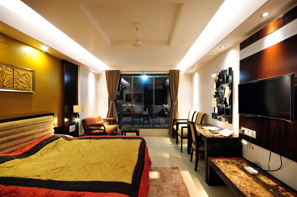Hotel Surabhi Regency Anand Room photo