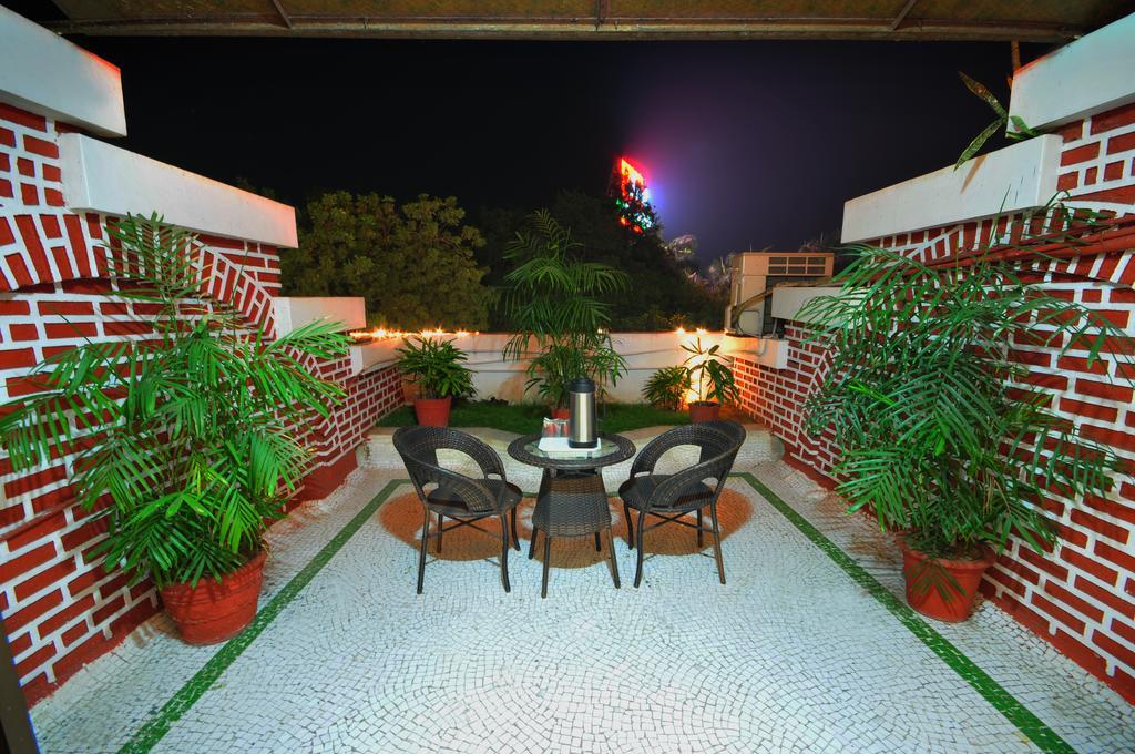 Hotel Surabhi Regency Anand Exterior photo