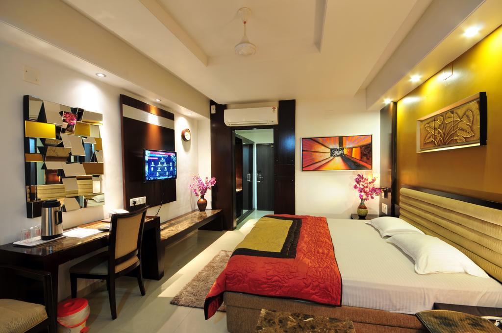 Hotel Surabhi Regency Anand Exterior photo