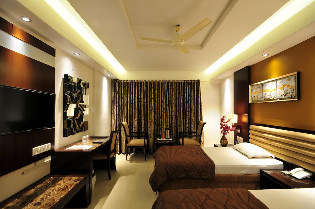 Hotel Surabhi Regency Anand Exterior photo