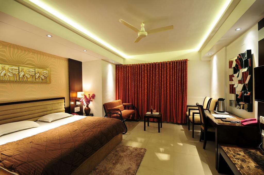 Hotel Surabhi Regency Anand Exterior photo