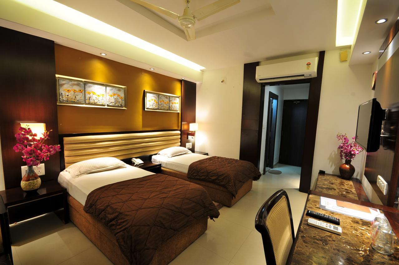 Hotel Surabhi Regency Anand Exterior photo